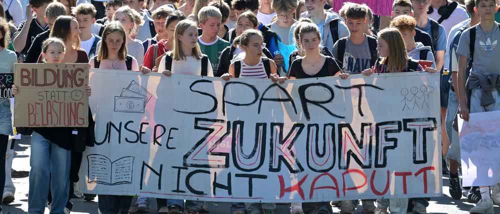 Schülerinnen und Schüler sowie Eltern des Potsdamer Humboldt-Gymnasiums demonstrierten gegen die Sparmaßnahmen im Bildungsbereich.