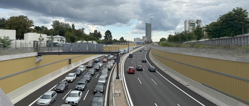 Auf dem 16. Bauabschnitt der Stadtautobahn A100 kommt es immer wieder zu dichtem Verkehr und zu Staus. (Archivfoto)