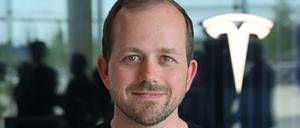 Der Werksleiter der Tesla-Fabrik in Grünheide, André Thierig, dringt auf klare Aussagen der Bundesregierung zum Umstieg auf E-Autos. (Archivbild)