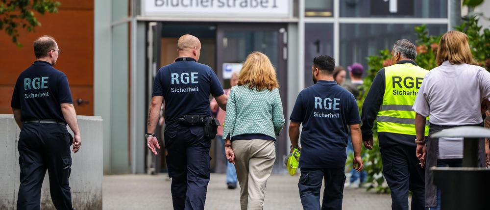 Gegen den festgenommenen 17-Jährigen gibt es nach dem Angriff in einem Berufskolleg noch weitere Verdachtspunkte. (Archivbild)