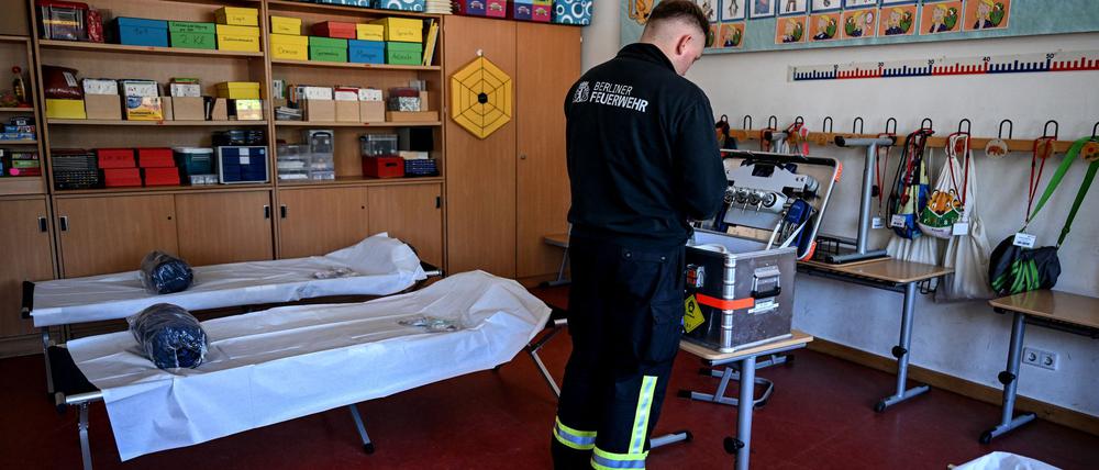Ein Feuerwehrmann bereitet Sauerstoffversorgung für Bedürftige in einer Anlaufstelle in Altglienicke im Bezirk Treptow-Köpenick vor. 