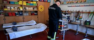Ein Feuerwehrmann bereitet Sauerstoffversorgung für Bedürftige in einer Anlaufstelle in Altglienicke im Bezirk Treptow-Köpenick vor.