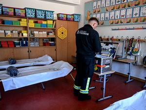 Ein Feuerwehrmann bereitet Sauerstoffversorgung für Bedürftige in einer Anlaufstelle in Altglienicke im Bezirk Treptow-Köpenick vor. 