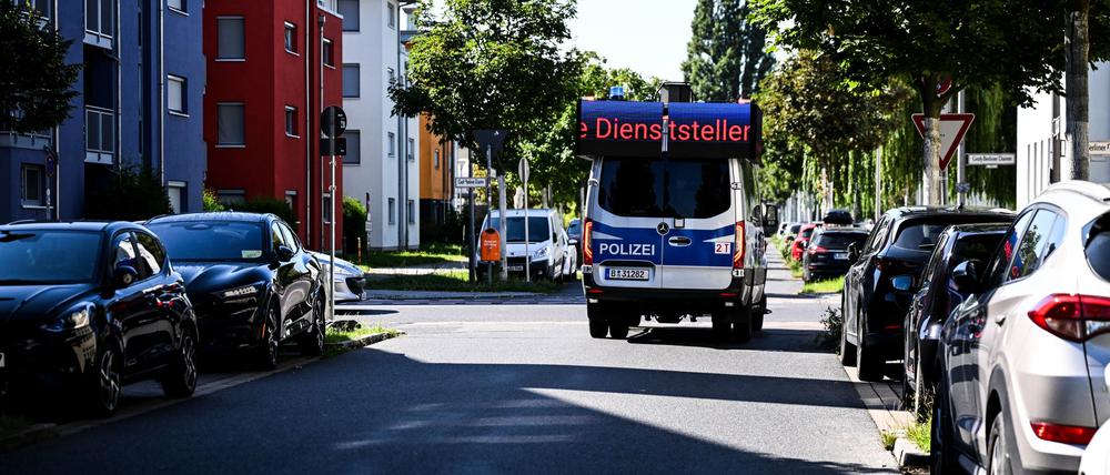 Ein Lautsprecherwagen fährt durch ein Wohngebiet in Adlershof im Bezirk Treptow-Köpenick.