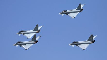 Symbolbild: Vier Eurofighter beim Überflug. 