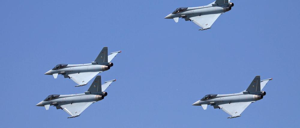 Symbolbild: Vier Eurofighter beim Überflug. 