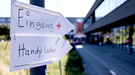 Ein Hinweisschild am Katastrophenschutz-Leuchtturm während des Stromausfalls in Treptow-Köpenick.