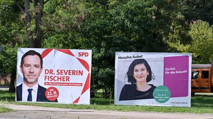 Plakate von SPD-Kandidat Severin Fischer und der parteilosen Einzelkandidatin Noosha Aubel für die OB-Wahl in Potsdam am 21. September.