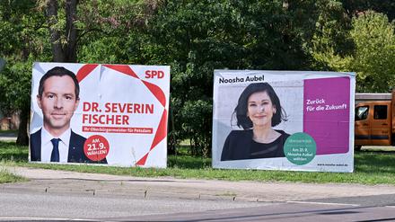 Plakate von SPD-Kandidat Severin Fischer und der parteilosen Einzelkandidatin Noosha Aubel für die OB-Wahl in Potsdam am 21. September.