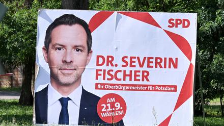 Plakate von SPD-Kandidat Severin Fischer und der parteilosen Einzelkandidatin Noosha Aubel für die OB-Wahl in Potsdam am 21. September.