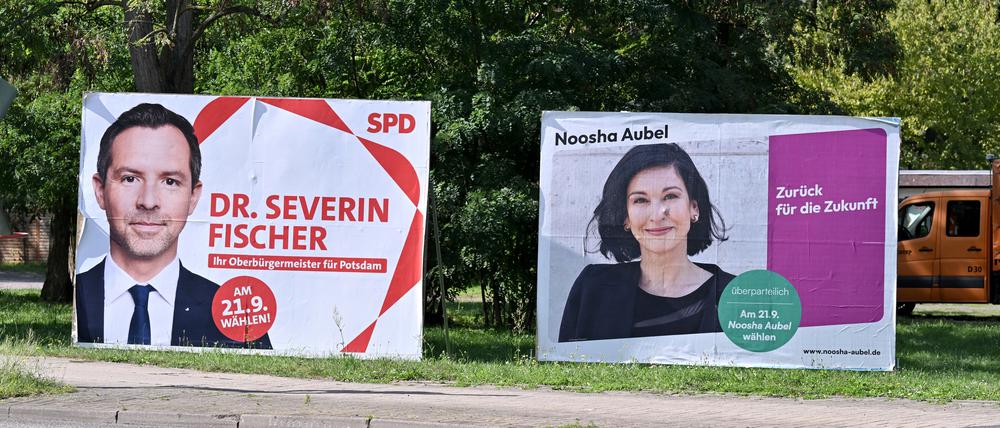 Plakate von SPD-Kandidat Severin Fischer und der parteilosen Einzelkandidatin Noosha Aubel für die OB-Wahl in Potsdam am 21. September.