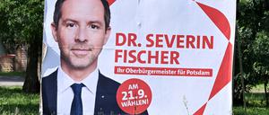 Plakate von SPD-Kandidat Severin Fischer und der parteilosen Einzelkandidatin Noosha Aubel für die OB-Wahl in Potsdam am 21. September.