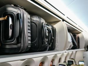 Oft ein Streitthema: Die Handgepäckregeln der Airlines und der begrenzte Stauraum im Flugzeug.
