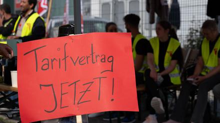 Demonstration für einen Tarifvertrag, hier bei einem Dönerspieß-Hersteller (Archivbild). 