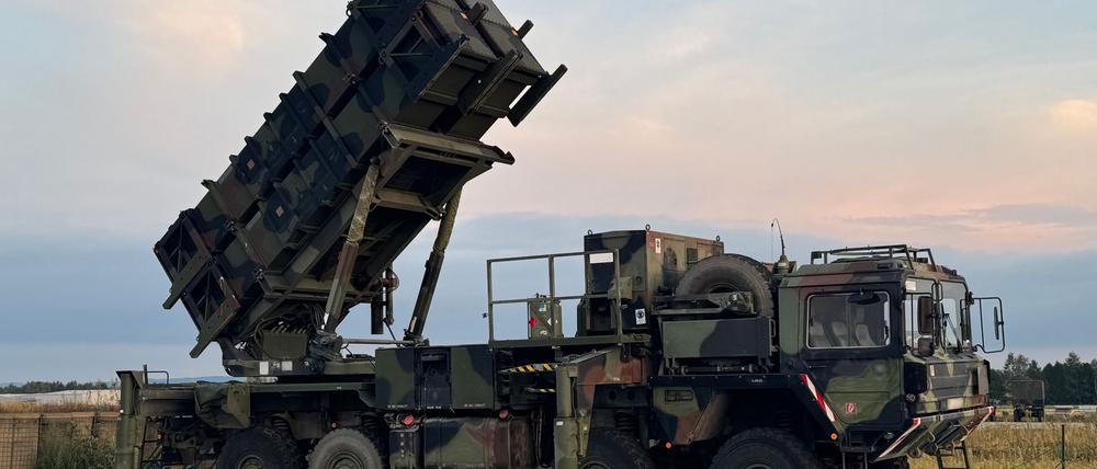 Ein Patriot-Luftabwehrsystem der Bundeswehr steht auf dem Flughafen in Rzeszow in Polen.
