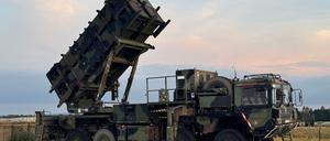 Ein Patriot-Luftabwehrsystem der Bundeswehr steht auf dem Flughafen in Rzeszow in Polen.