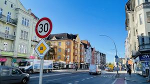 Das Tempo-30-Schild gilt künftig zwischen 22 und 6 Uhr am Morgen.