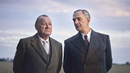 Die beiden Staatsmänner Adenauer (Burghart Klaußner, l) und de Gaulle (Jean-Yves Berteloot).