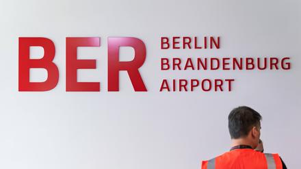 News Bilder des Tages 17.07.2025,Schönefeld,Brandenburg,Flughafen BER Berlin Brandenburg Willy Brandt,Gut vorbereitet in die Sommerferien starten Vor-Ort-Medientermin gemeinsam mit Eurowings *** 17 07 2025,Schoenefeld,Brandenburg,Airport BER Berlin Brandenburg Willy Brandt,Start the summer vacations well prepared On-site media event together with Eurowings