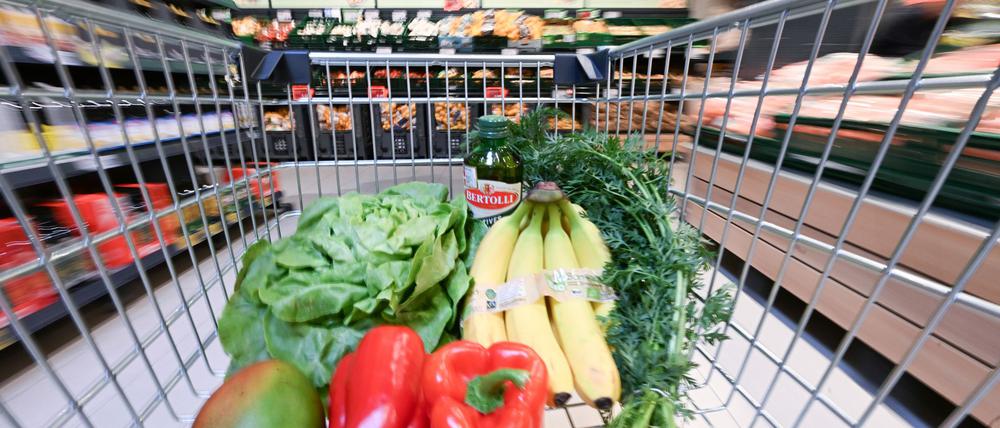 Obst teurer - Gemüse günstiger: Für Nahrungsmittel mussten die Menschen hierzulande nach Berechnungen des Statistischen Bundesamtes im August 2,5 Prozent mehr zahlen als ein Jahr zuvor. (Archivbild)