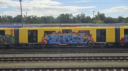 Am Rangierbahnhof Wustermark stehen neue, bereits beschmierte U-Bahnen.