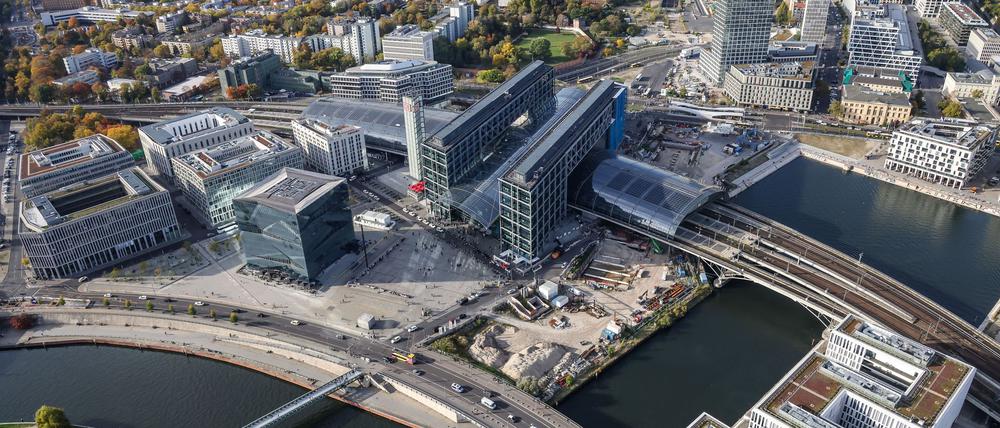 Aus der Luft wird Berlin nachts mit einem Laser abgescannt.