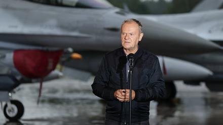 Donald Tusk ist bei einem Gespräch mit Jetpiloten der polnischen Luftwaffe zu sehen.