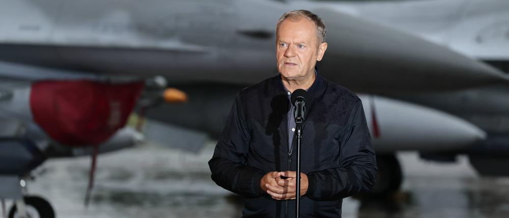 Donald Tusk ist bei einem Gespräch mit Jetpiloten der polnischen Luftwaffe zu sehen.