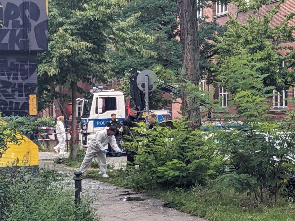 Auto Explodiert In Berlin Schöneberg 22 Jähriger Bei Mutmaßlichem Anschlag Verletzt - has71im
