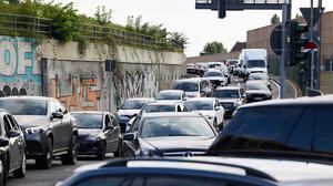 Am Ende der A100 wird die Verkehrsführung geändert. (Archivbild)