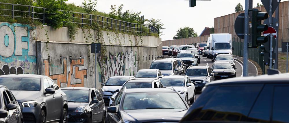 Am Ende der A100 wird die Verkehrsführung geändert. (Archivbild)