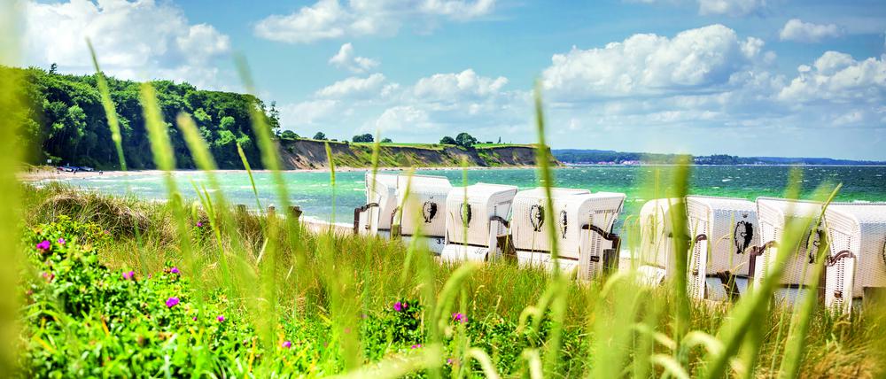 An der Ostsee warten Brandungskante und Strandkörbe auf Hotelgäste.
