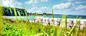 An der Ostsee warten Brandungskante und Strandkörbe auf Hotelgäste.