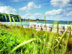 An der Ostsee warten Brandungskante und Strandkörbe auf Hotelgäste.