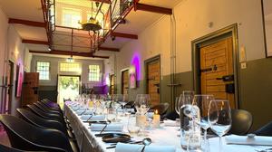 Vier-Gänge-Dinner in der Eventlocation "The Knast". Im ehemaligen Frauengefängnis Berlin-Lichterfelde in der Soehtstraße 7 laden ein Restaurant und eine Bar zum Besuch. Diverse Events finden statt: Unter anderem tritt die Burlesque-Künstlerin Charlie Bouquett auf.