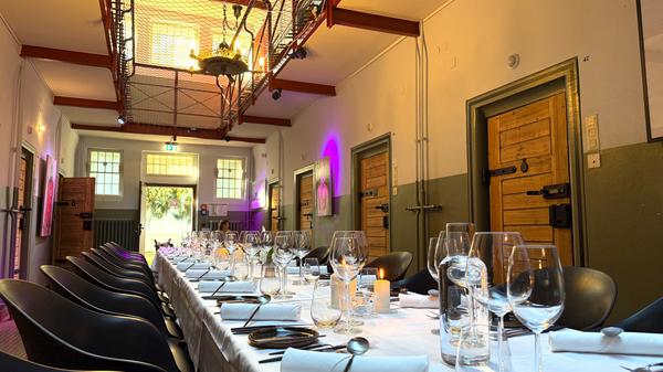 Vier-Gänge-Dinner in der Eventlocation "The Knast". Im ehemaligen Frauengefängnis Berlin-Lichterfelde in der Soehtstraße 7 laden ein Restaurant und eine Bar zum Besuch. Diverse Events finden statt: Unter anderem tritt die Burlesque-Künstlerin Charlie Bouquett auf.