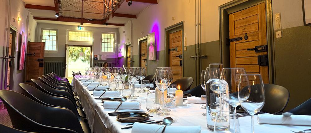 Vier-Gänge-Dinner in der Eventlocation "The Knast". Im ehemaligen Frauengefängnis Berlin-Lichterfelde in der Soehtstraße 7 laden ein Restaurant und eine Bar zum Besuch. Diverse Events finden statt: Unter anderem tritt die Burlesque-Künstlerin Charlie Bouquett auf.