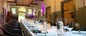 Vier-Gänge-Dinner in der Eventlocation "The Knast". Im ehemaligen Frauengefängnis Berlin-Lichterfelde in der Soehtstraße 7 laden ein Restaurant und eine Bar zum Besuch. Diverse Events finden statt: Unter anderem tritt die Burlesque-Künstlerin Charlie Bouquett auf.