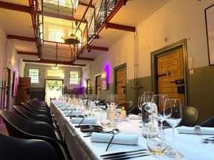 Vier-Gänge-Dinner in der Eventlocation "The Knast". Im ehemaligen Frauengefängnis Berlin-Lichterfelde in der Soehtstraße 7 laden ein Restaurant und eine Bar zum Besuch. Diverse Events finden statt: Unter anderem tritt die Burlesque-Künstlerin Charlie Bouquett auf.