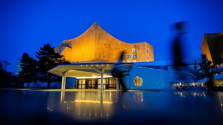 Die Berliner Philharmonie, aufgenommen während der Abenddämmerung zur sogenannten blauen Stunde.