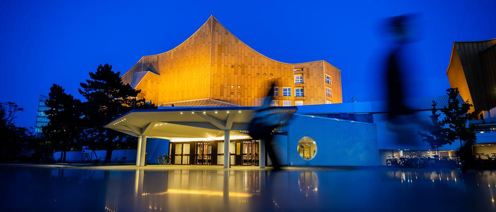 Die Berliner Philharmonie, aufgenommen während der Abenddämmerung zur sogenannten blauen Stunde.