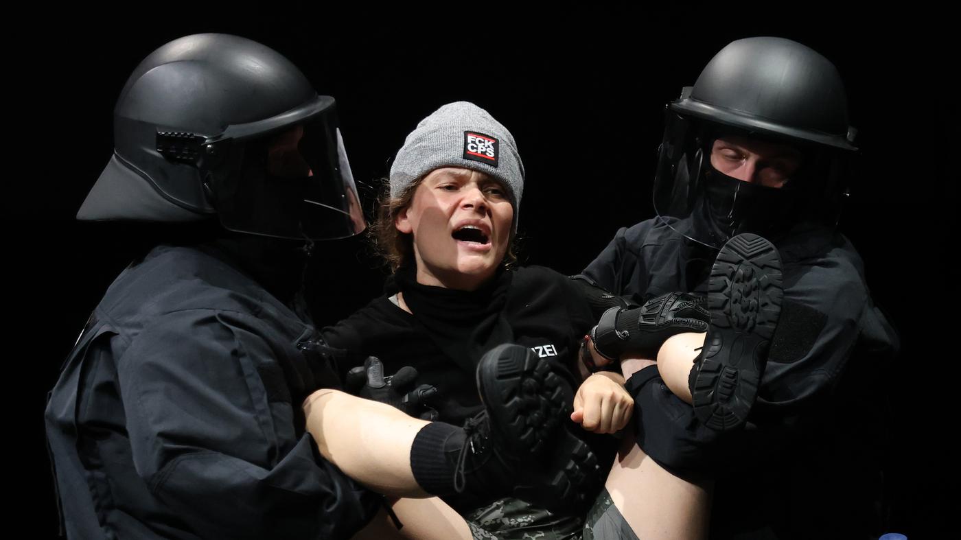 Klassenkampf-und-Pro-Pal-stina-Demos-In-den-Sophiens-len-kommt-Polizeitheater-auf-die-B-hne