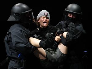  Szenen aus "Crowd Control" von Oliver Zahn in den Sophiensälen. Credit: Dorothea Tuch