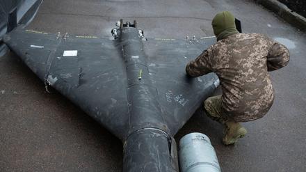 Symbolbild: Ein ukrainischer Offizier untersucht am 14. November 2024 eine abgeschossene Shahed-Drohne, die von Russland abgefeuert wurde.