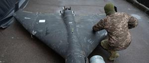 Symbolbild: Ein ukrainischer Offizier untersucht am 14. November 2024 eine abgeschossene Shahed-Drohne, die von Russland abgefeuert wurde.