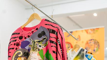 Hoodies von Hamid Zénati in der Wiener Galerie Crone.