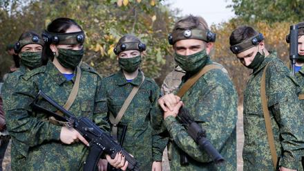 In Teilen der von Russland besetzten Region Donezk gehört Militärausbildung für viele Jugendliche schon seit Jahren zum Alltag. (Archivbild von 2020)