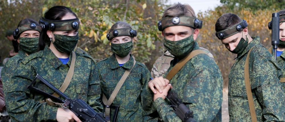 In Teilen der von Russland besetzten Region Donezk gehört Militärausbildung für viele Jugendliche schon seit Jahren zum Alltag. (Archivbild von 2020)