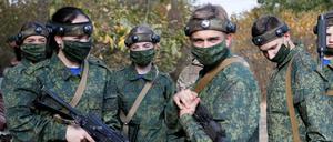 In Teilen der von Russland besetzten Region Donezk gehört Militärausbildung für viele Jugendliche schon seit Jahren zum Alltag. (Archivbild von 2020)