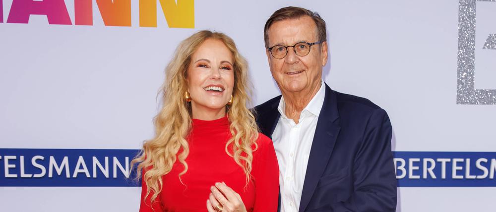Katja Burkard und Hans Mahr beim roten Teppich der Bertelsmann-Party 2025.